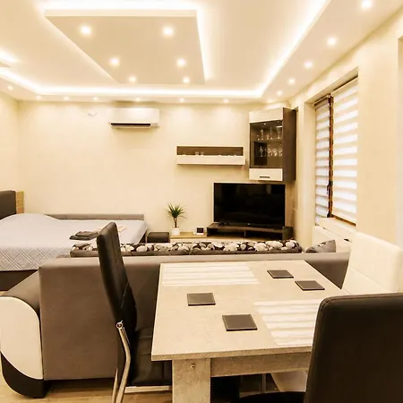 Elegant Ground-floor With Covered Terrace And Direct Access To Nature Apartamento