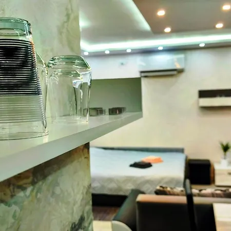 Elegant Ground-floor With Covered Terrace And Direct Access To Nature Apartmán